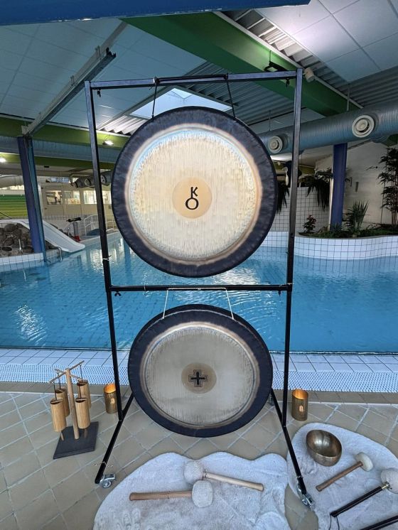 Gong setup ved vandkanten i vandland